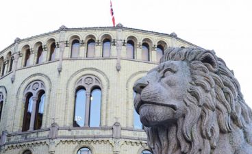 en steinløvestatue foran en bygning