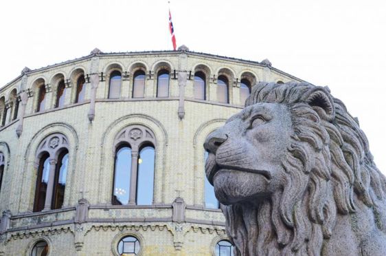 en steinløvestatue foran en bygning