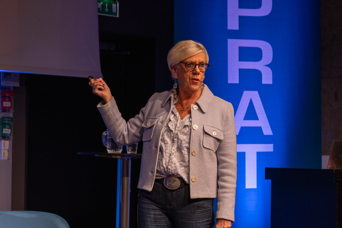 en person som holder en liten gjenstand en person som holder en liten gjenstand