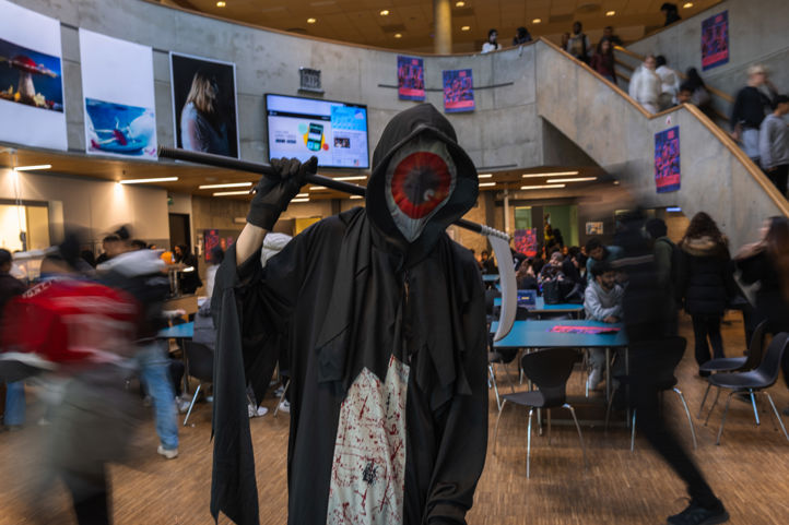 en person som har på seg et plagg