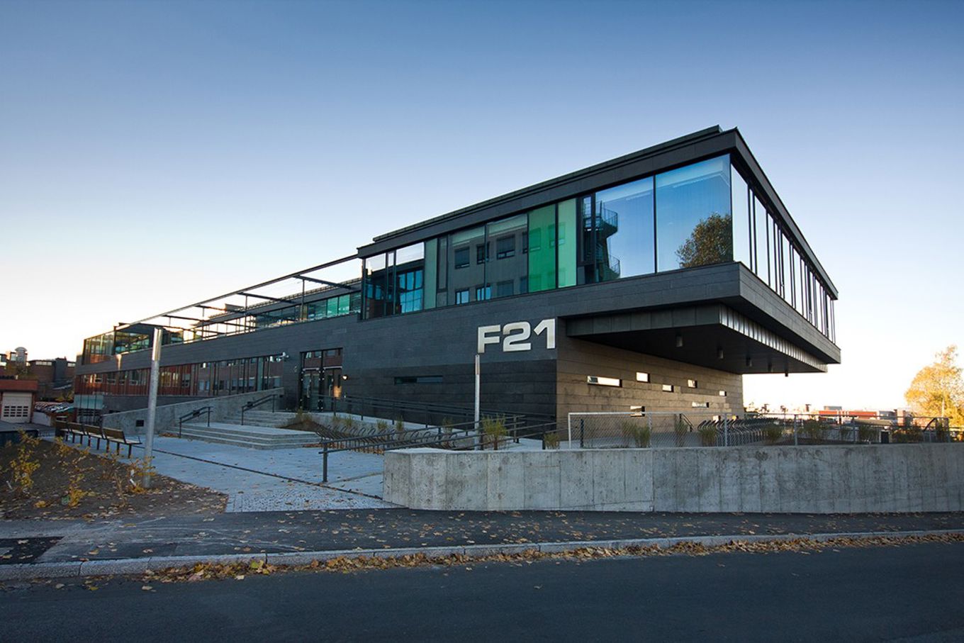 En bygning med glassvinduer En bygning med glassvinduer