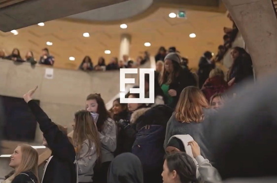 en gruppe mennesker i et rom