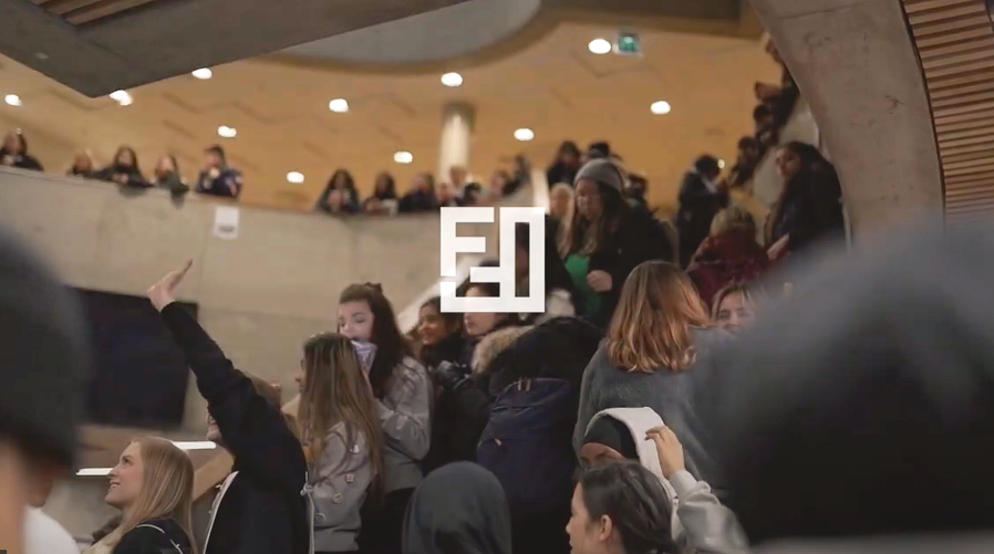 en gruppe mennesker i et rom