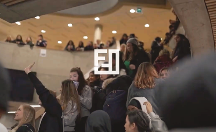 en gruppe mennesker i et rom en gruppe mennesker i et rom