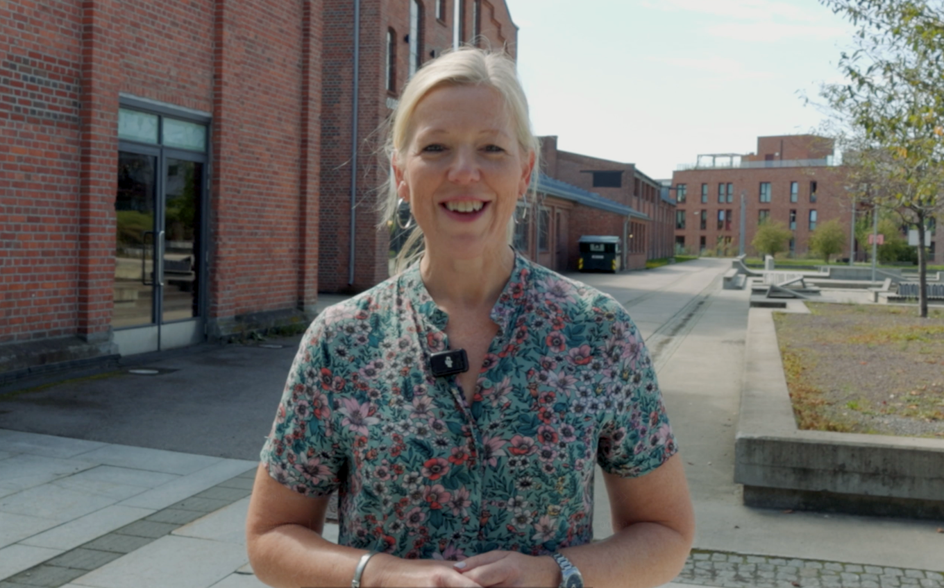 en person som smiler utenfor en person som smiler utenfor