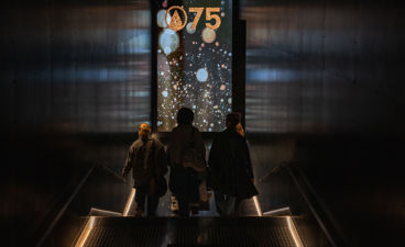 En gruppe mennesker som går ned en trapp