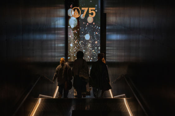 En gruppe mennesker som går ned en trapp