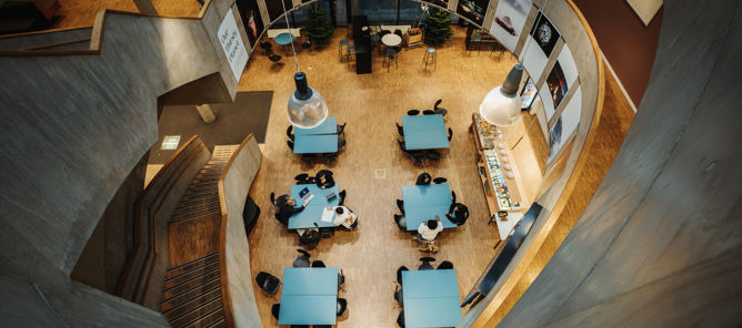 et rom med bord og stoler et rom med bord og stoler