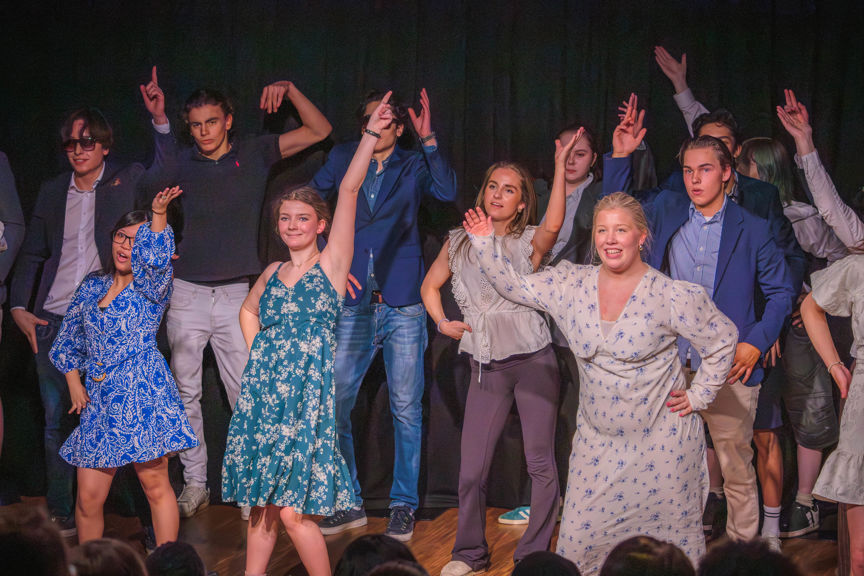 en gruppe mennesker som poserer for et bilde