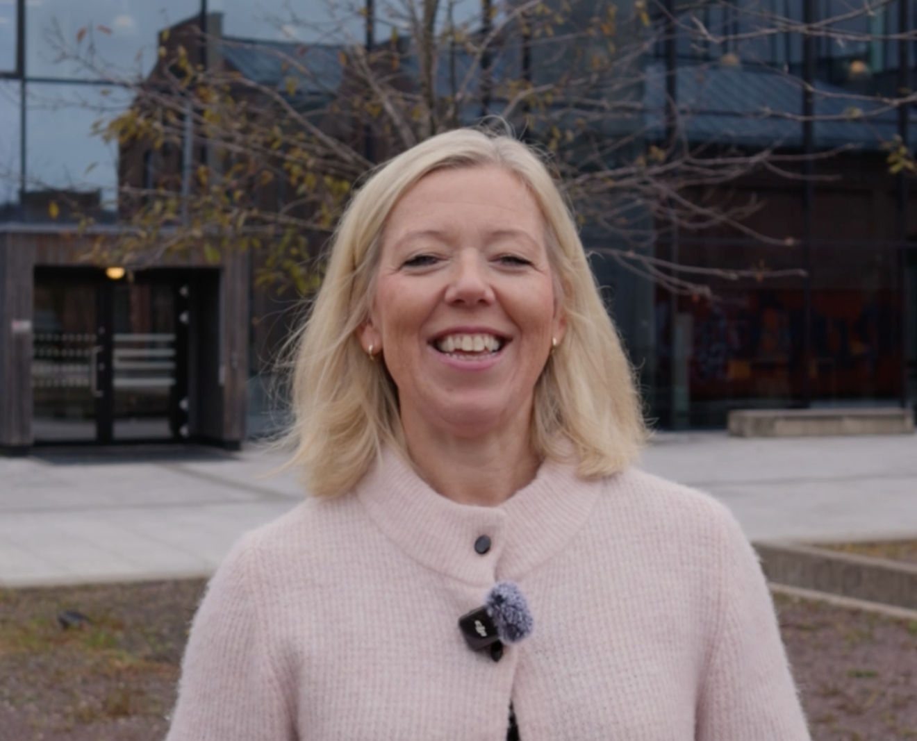 En person med en sommerfugl på skulderen