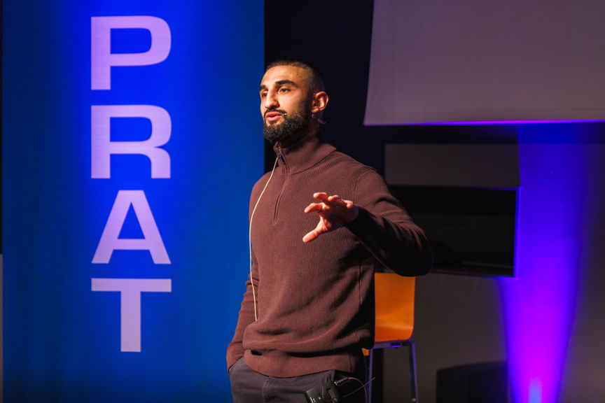 en person som står foran en skjerm med hendene utstrakt