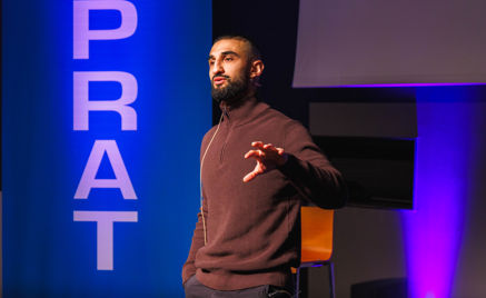 en person som står foran en skjerm med hendene utstrakt en person som står foran en skjerm med hendene utstrakt