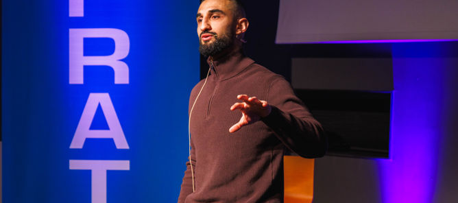 en person som står foran en skjerm med hendene utstrakt en person som står foran en skjerm med hendene utstrakt