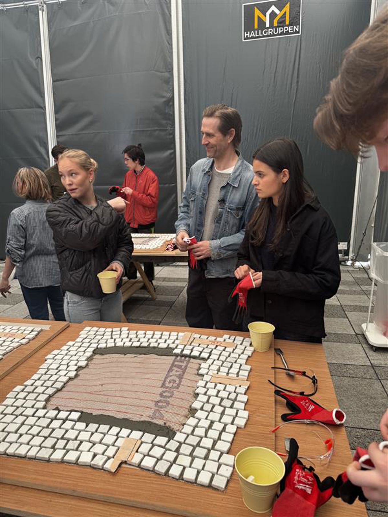 en gruppe mennesker rundt et bord