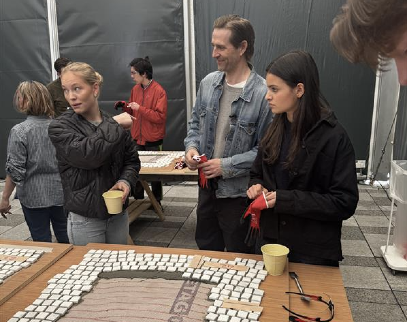 en gruppe mennesker som spiller brettspill