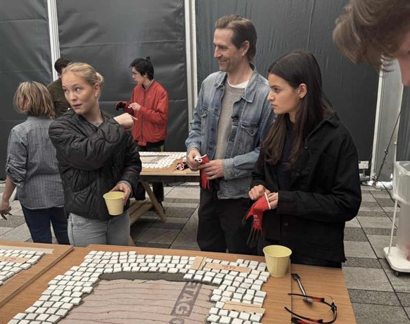 en gruppe mennesker som spiller brettspill en gruppe mennesker som spiller brettspill