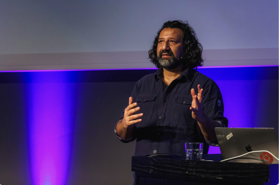 en person som holder en presentasjon