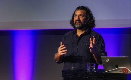 en person som holder en presentasjon en person som holder en presentasjon