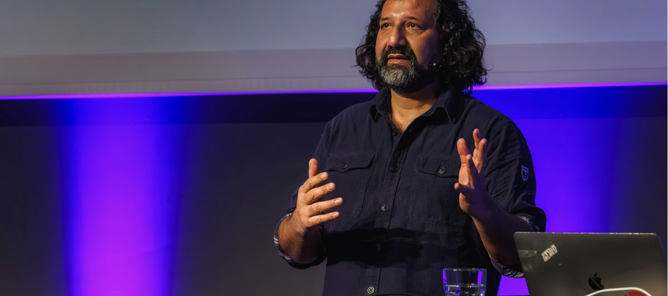 en person som holder en presentasjon en person som holder en presentasjon