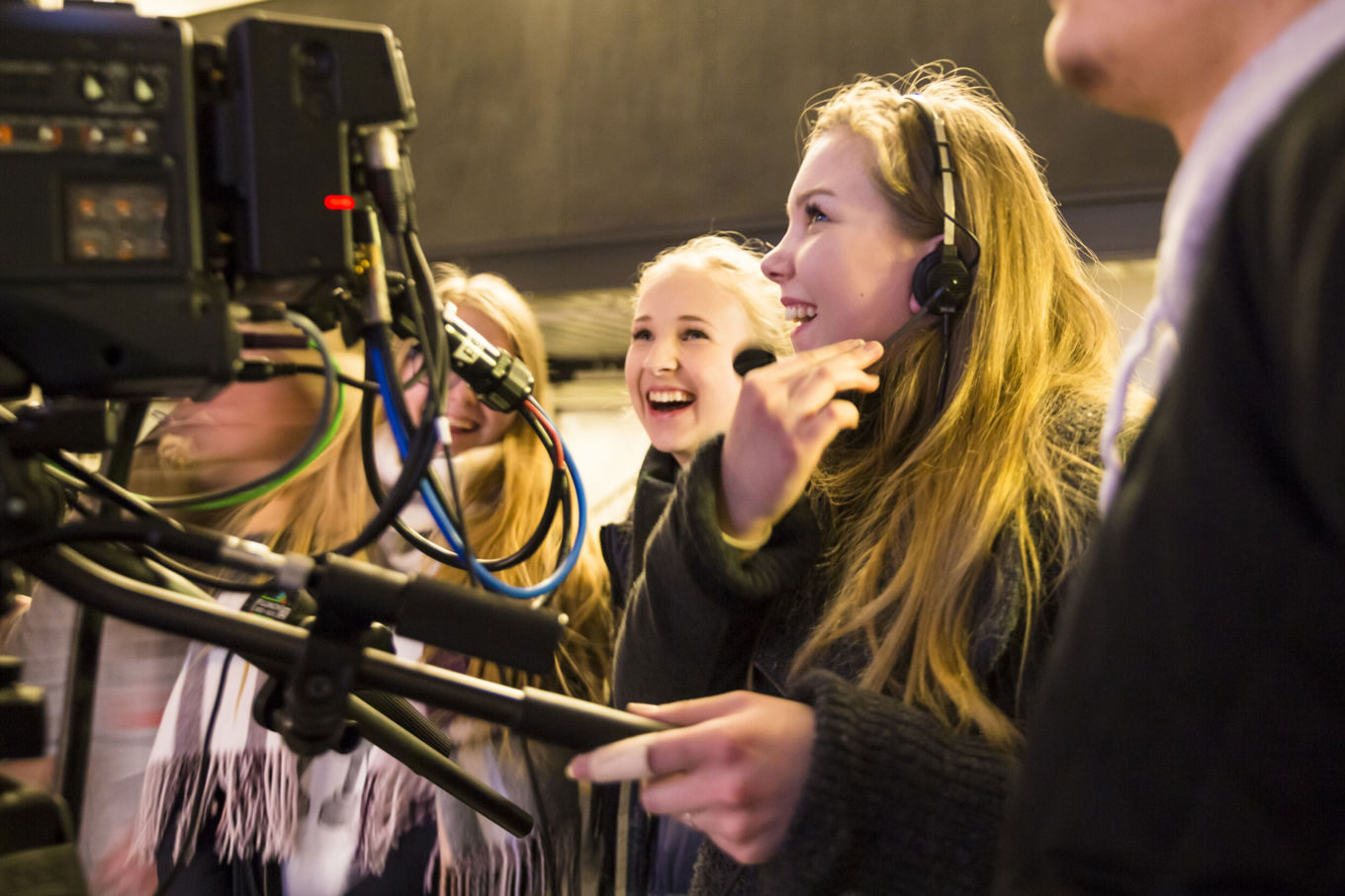 En person som snakker til en gruppe mennesker med hodetelefoner En person som snakker til en gruppe mennesker med hodetelefoner