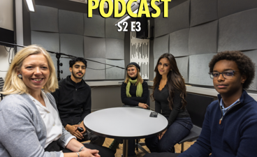 en gruppe mennesker som sitter rundt et bord