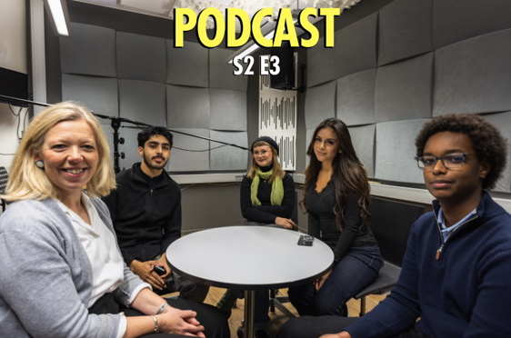 en gruppe mennesker som sitter rundt et bord