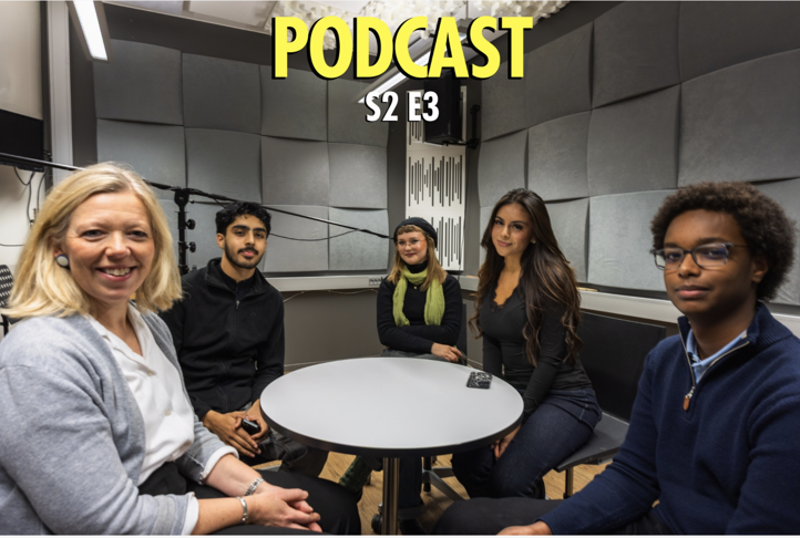 en gruppe mennesker som sitter rundt et bord