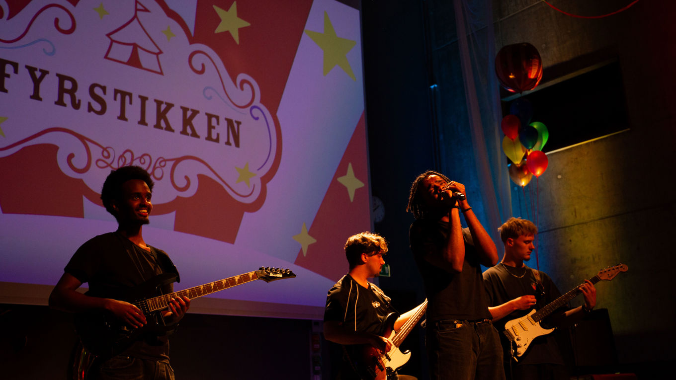 en gruppe mennesker som spiller instrumenter