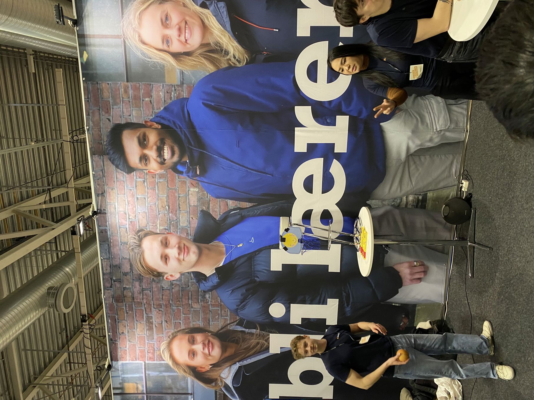 en person som holder en tallerken med mat en person som holder en tallerken med mat