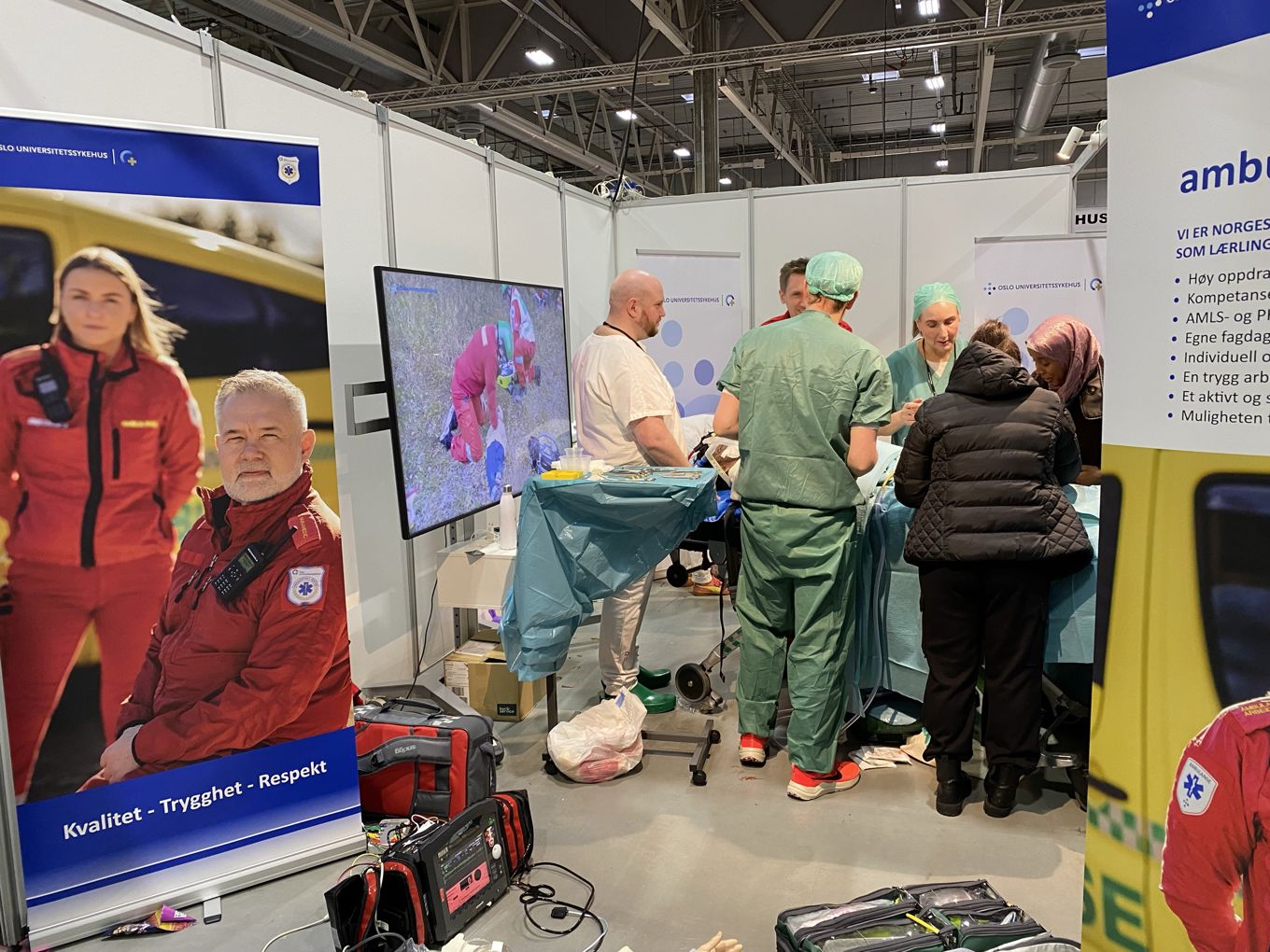 en gruppe mennesker som står i et rom en gruppe mennesker som står i et rom