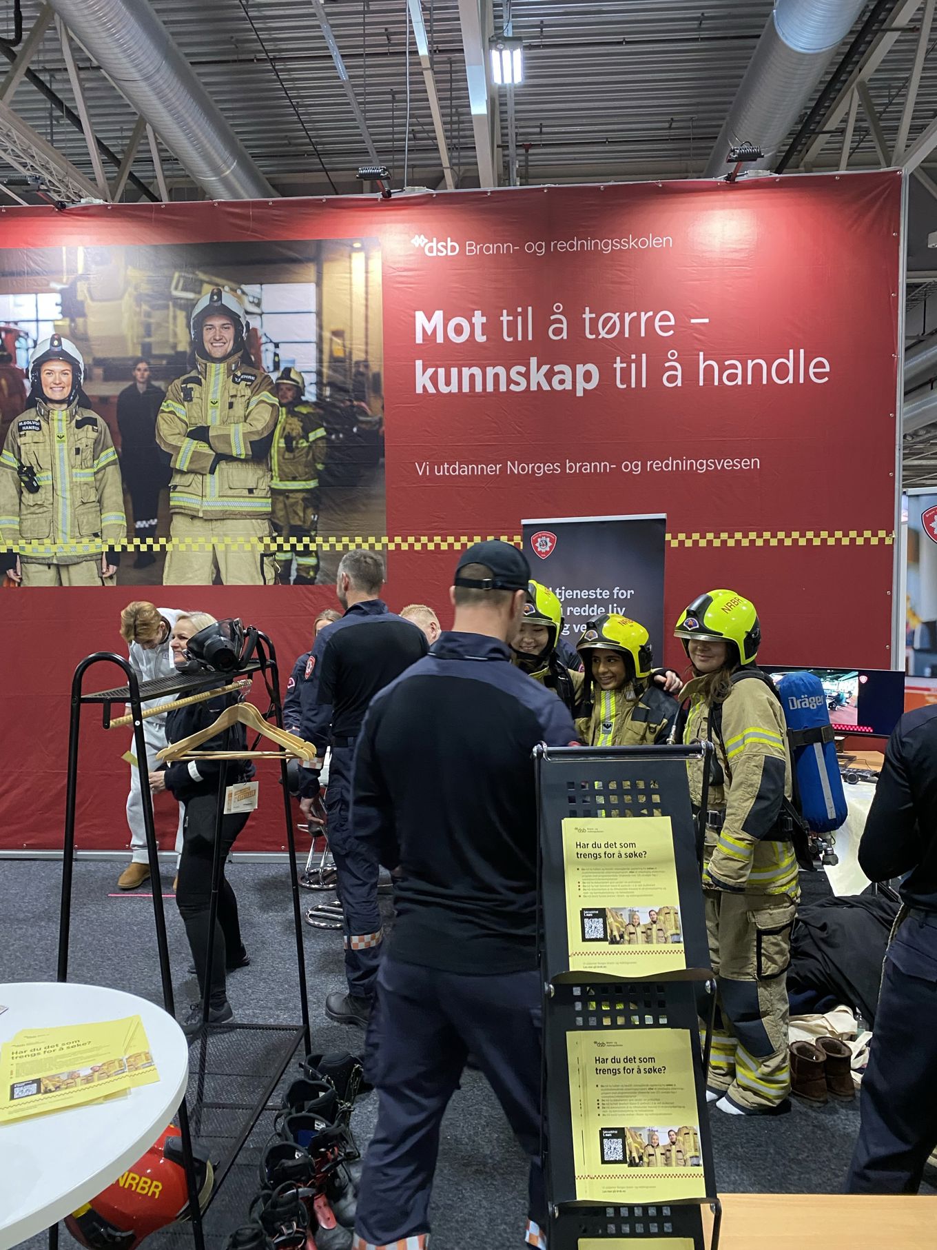 En gruppe mennesker i hjelmer En gruppe mennesker i hjelmer