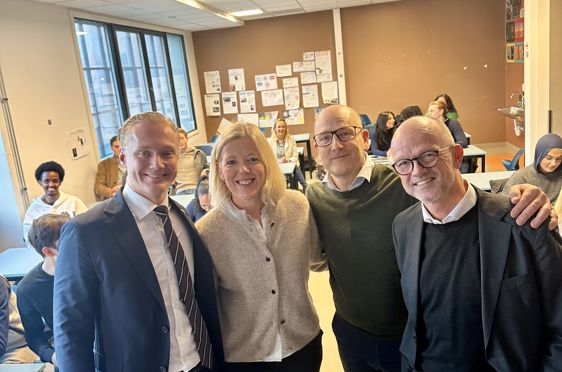 en gruppe mennesker som poserer for et bilde