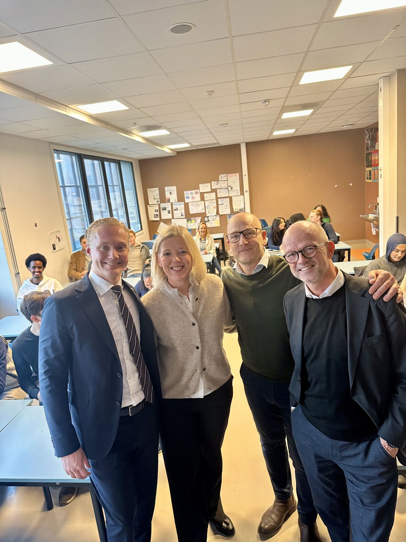 en gruppe mennesker som poserer for et bilde en gruppe mennesker som poserer for et bilde