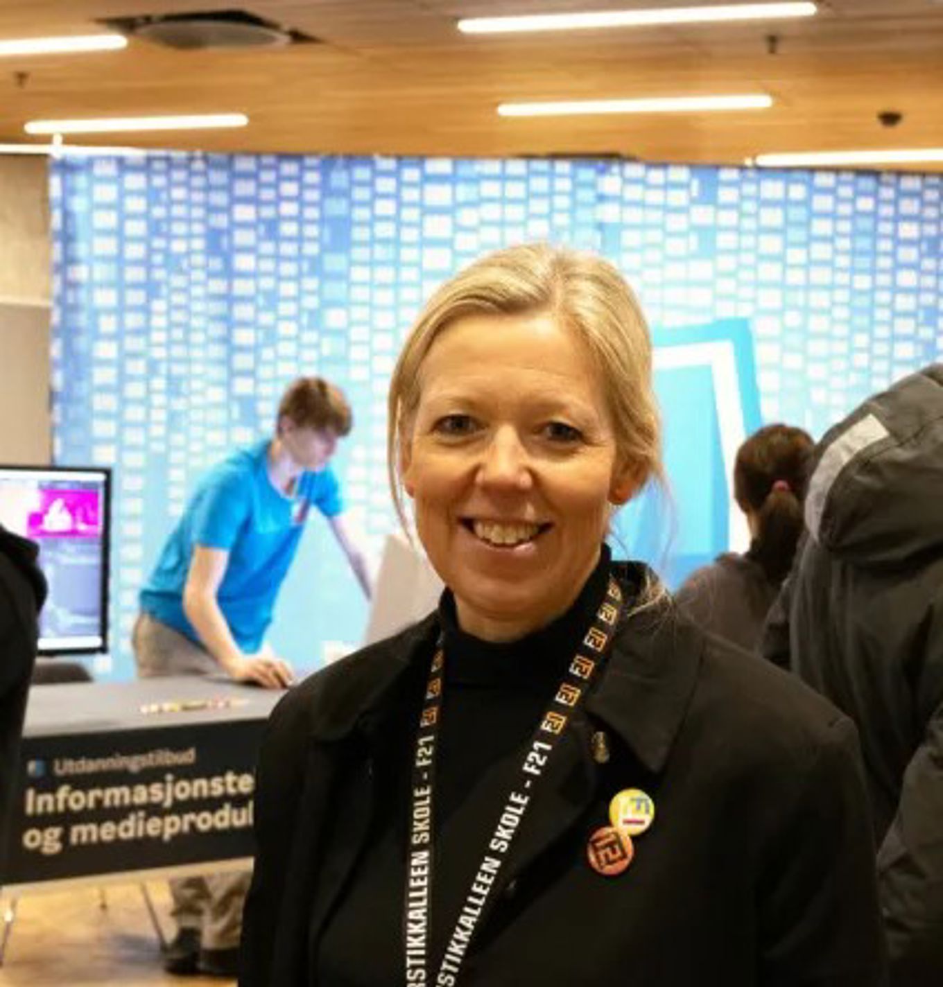 en person som smiler til kameraet