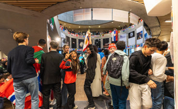 en gruppe mennesker som står i et rom