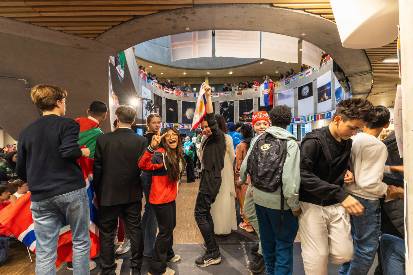 en gruppe mennesker som står i et rom en gruppe mennesker som står i et rom