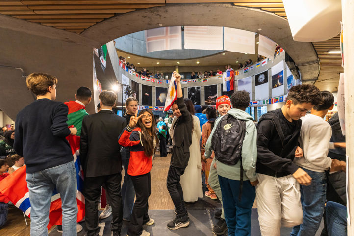 en gruppe mennesker som står i et rom