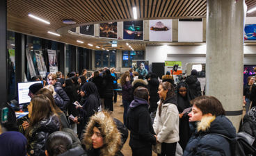 en gruppe mennesker i en bygning