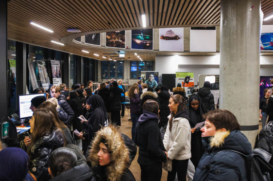 en gruppe mennesker i en bygning