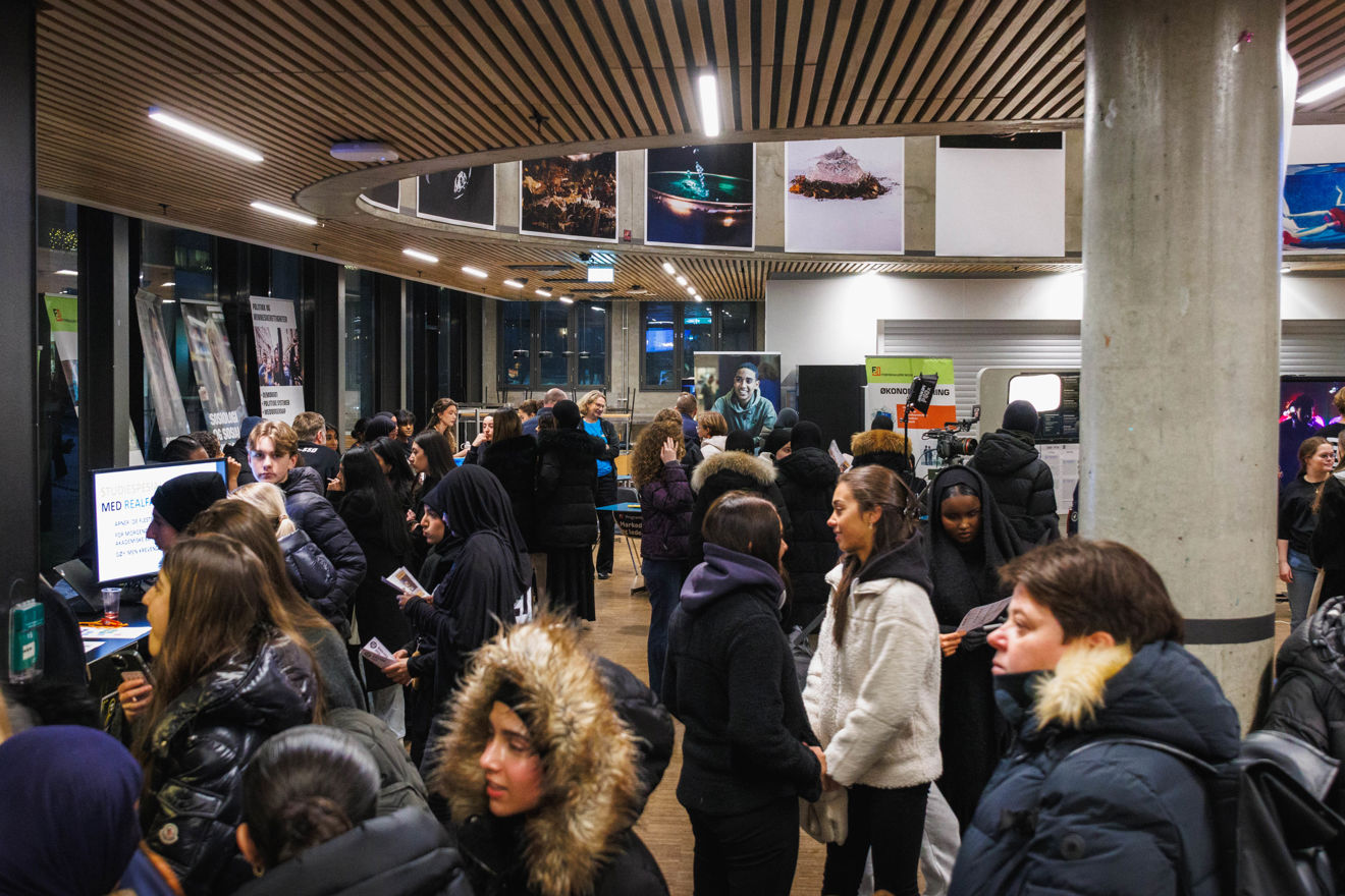 en gruppe mennesker i en bygning