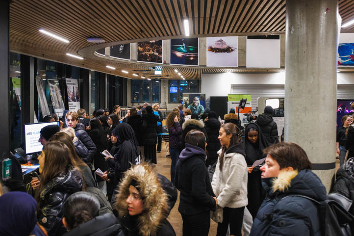 en gruppe mennesker i en bygning