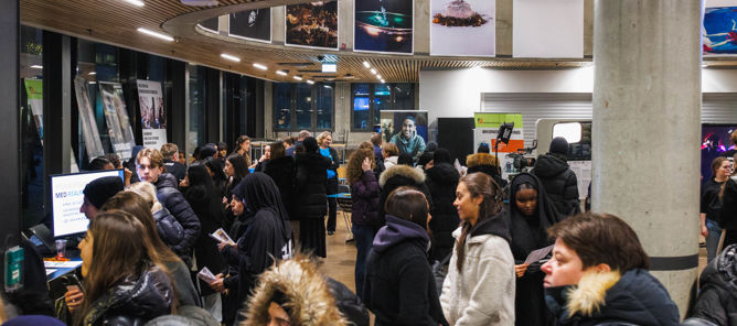 en gruppe mennesker i en bygning en gruppe mennesker i en bygning