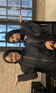 en person som poserer for et bilde