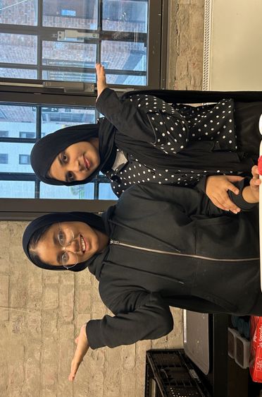 en person som poserer for et bilde