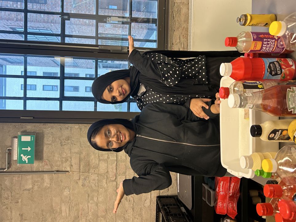 en person som poserer for et bilde