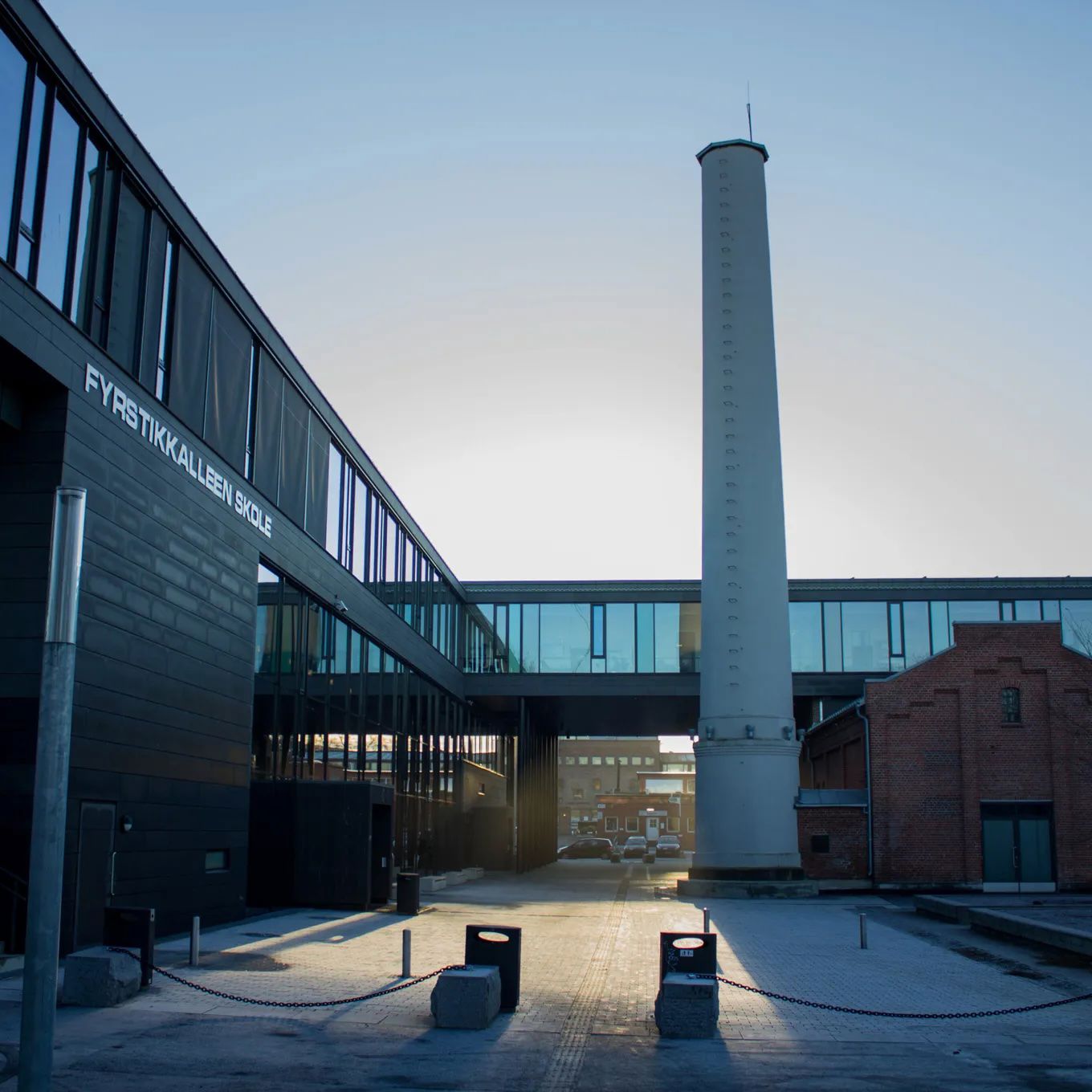 Et høyt tårn i en by