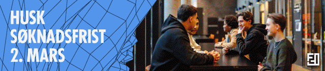 en gruppe mennesker som sitter ved et bord