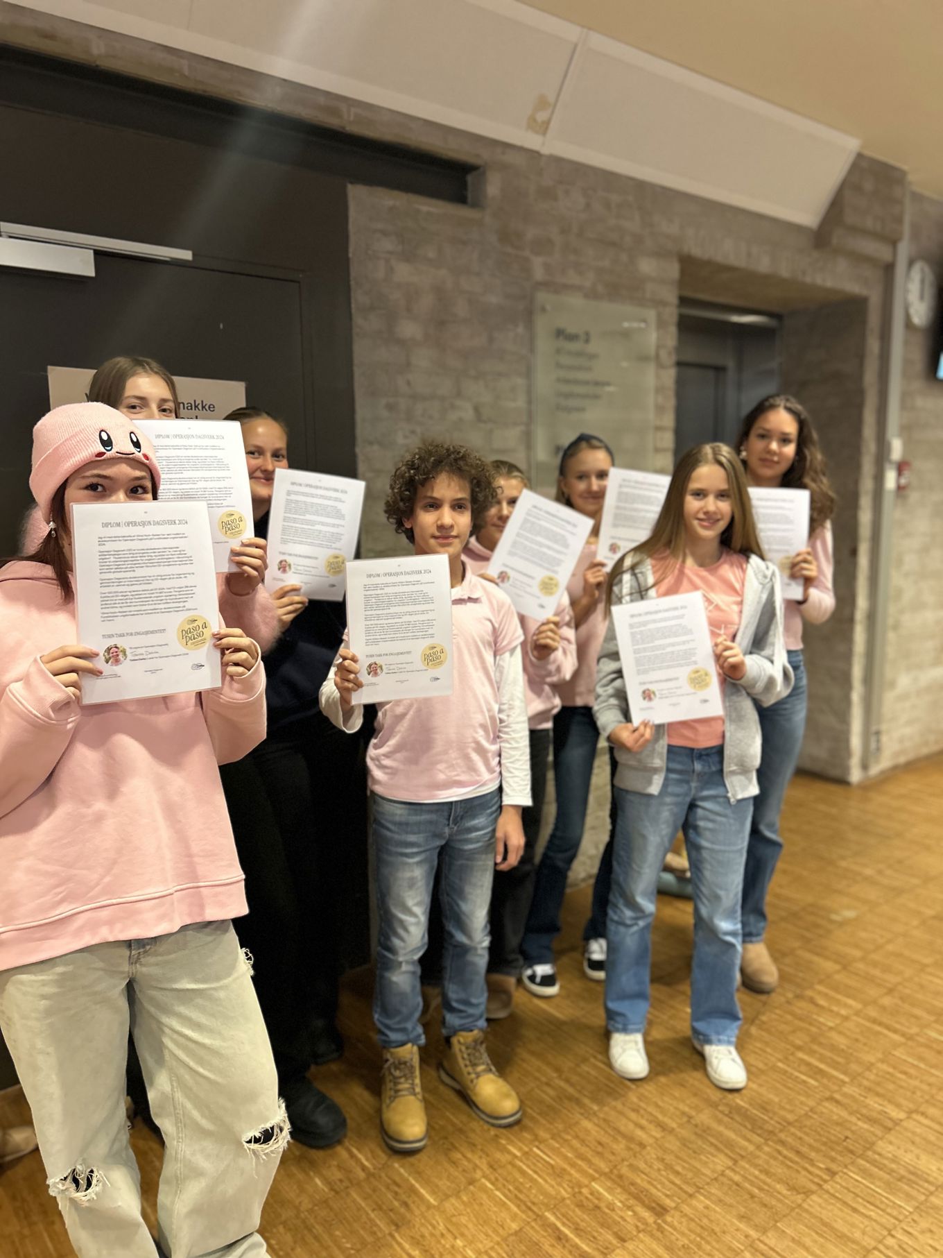 en gruppe mennesker som holder papirer en gruppe mennesker som holder papirer