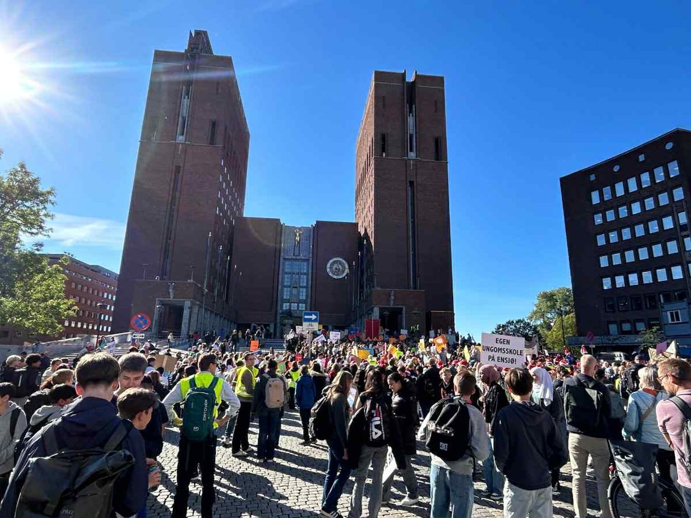 en mengde mennesker utenfor