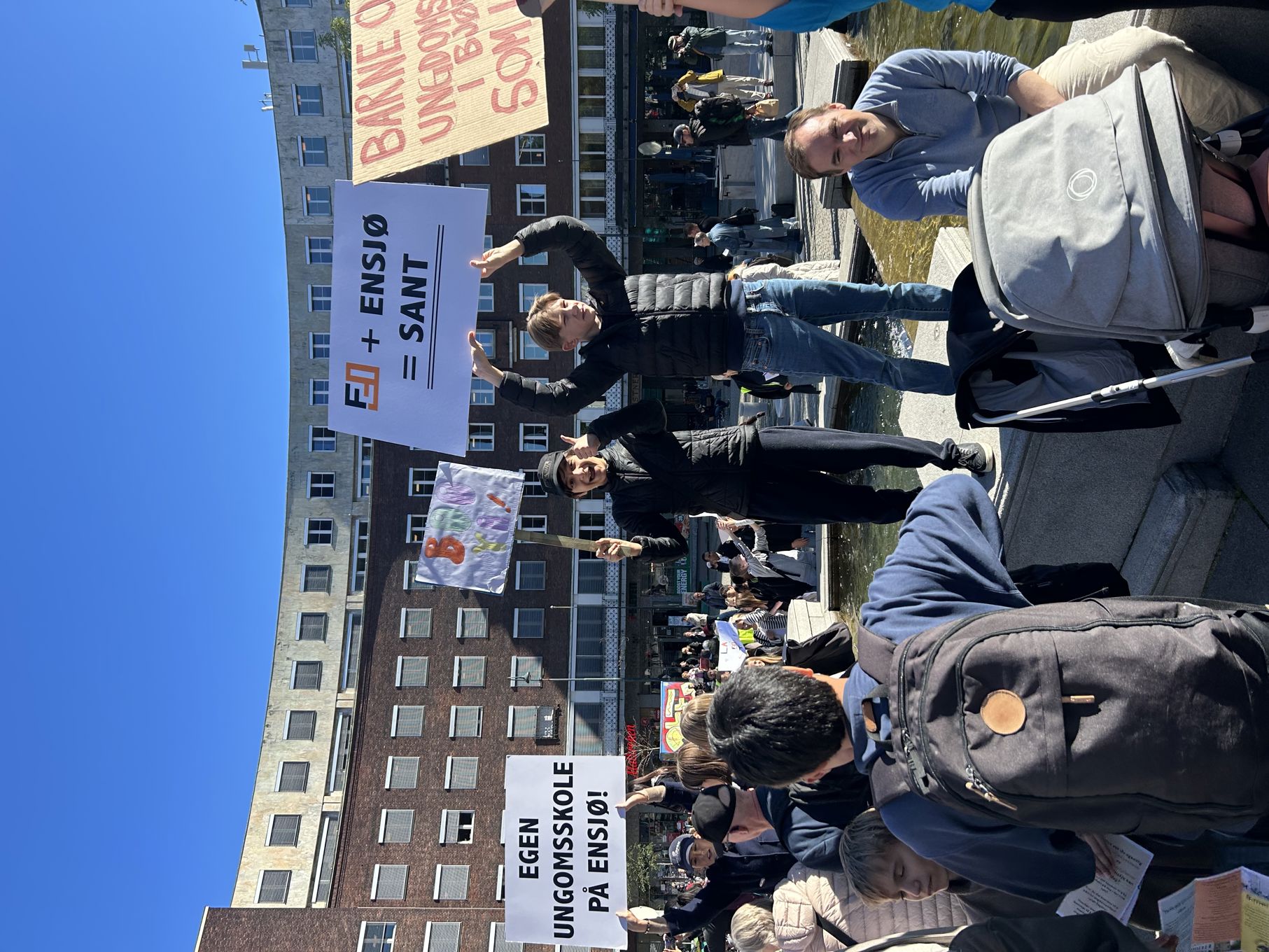 en gruppe mennesker som står foran en bygning